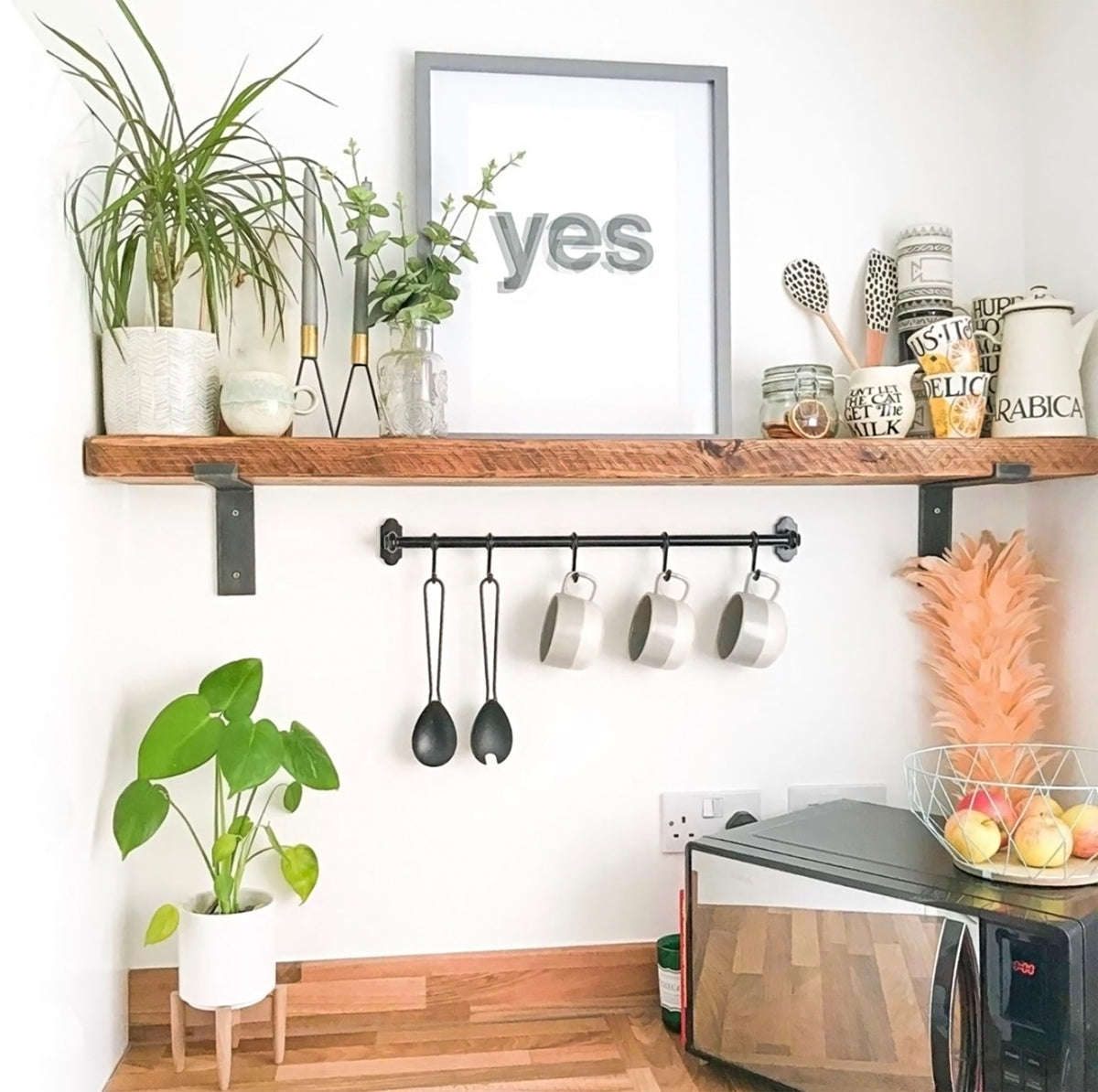 Lipped Metal Shelf Bracket